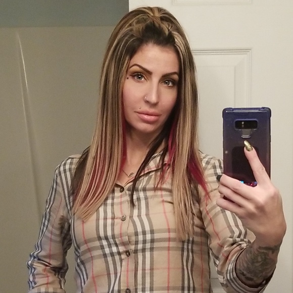 Meet your Posher, Dee - Picture 2 of 3